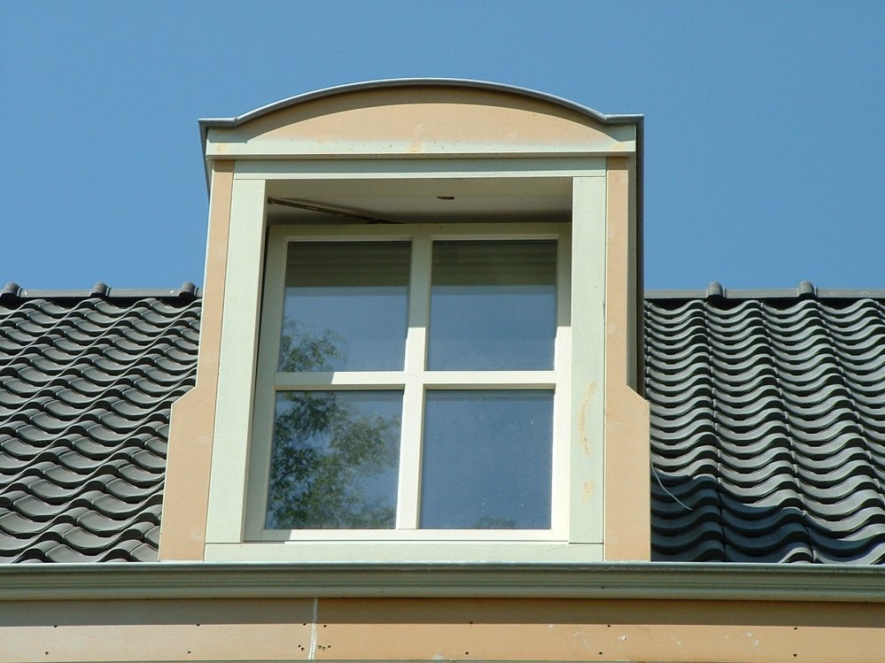 dakkapel-met-rond-dak-en-voorzien-van-een-zinken-dak